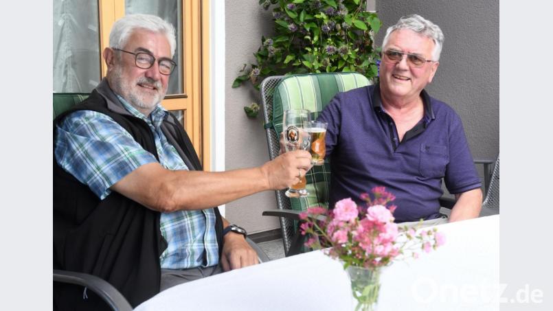 Zwei ehemalige Neustädter Bürgermeister stoßen bei Gerd Werner auf der Terrasse auf ihre Geburtstage an: 10 Jahre und 10 Tage sind Rupert Troppmann und Gerd Werner, der am Sonntag 75 wurde, auseinander. Bild: Gabi Schönberger