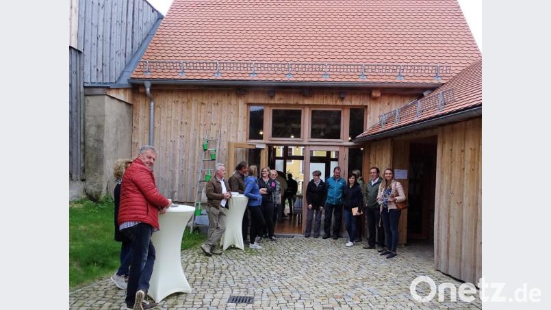 Damit Leib und Seele nicht zu kurz kamen, wurde nach den Führungen in der Hofscheune oder direkt unterm Obstbaum Kaffee und Kuchen angeboten. Bild: hl