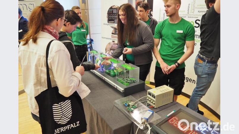 Wenn Betriebe, wie hier auf der Ausbildungsmesse 2019, mit vielen Ideen um Nachwuchs kämpfen, ist es naheliegend, dass sie ihre vorhandenen Fachkräfte binden wollen. Bild: Bühner