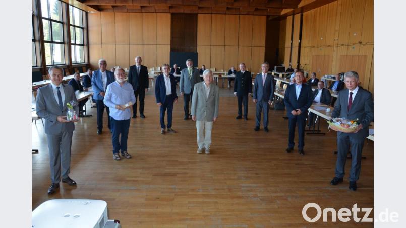 Die Hälfte der Landkreis-Bürgermeister schied aus ihrem Amt aus. Unser Bild zeigt (von links) Roland Grillmeier, Josef Hecht, Herbert Bauer, Ulrich Roth, Josef Etterer, Josef Schmidkonz, Ludwig König, Ernst Neumann, Werner Nickl, Hans Donko und Kreisvorsitzenden Lothar Müller. Bild: jr