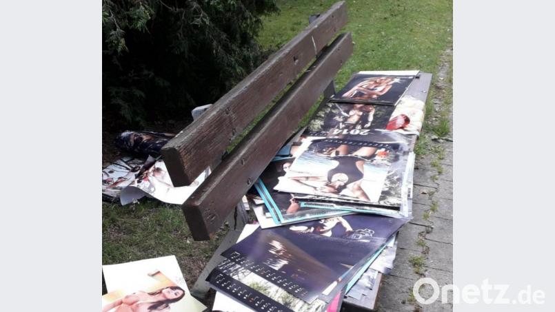 Zugemüllt mit nicht ganz jugendfreien Zeitschriften (Bild) war der Bereich um das Kriegerdenkmal, wie hier bei einer Sitzbank. Bürgermeister Stefan Grillmeier bittet um Beobachtungen und hat den Fall an die Polizei weitergeleitet, die künftig ein Auge darauf werfen soll. Bild: jr