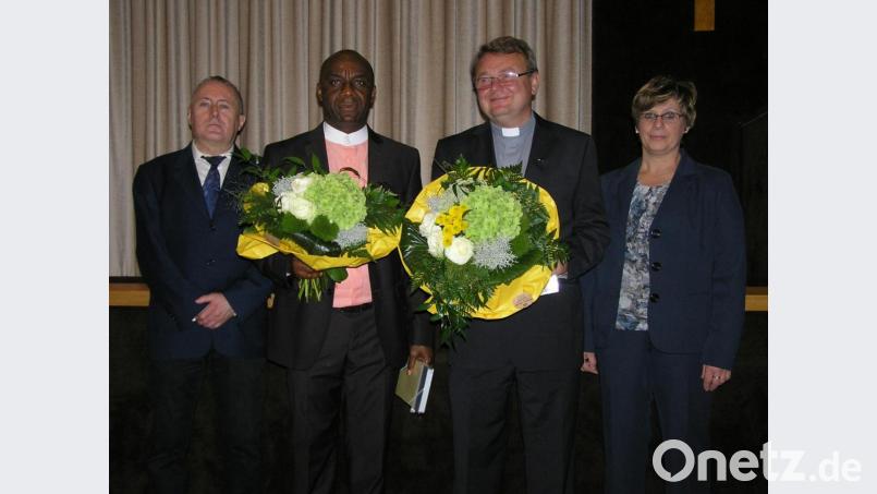 Mit einem Blumenstrauß hießen die Pfarrgemeinderatssprecher Stefan Roth (links) und Irene Ritter (rechts) die beiden Geistlichen Pfarrer Paul Ezenwa (Zweiter von links) und Josef Waleszczuk (Zweiter von rechts) in der Pfarreiengemeinschaft Neusorg willkommen. Bild: öt