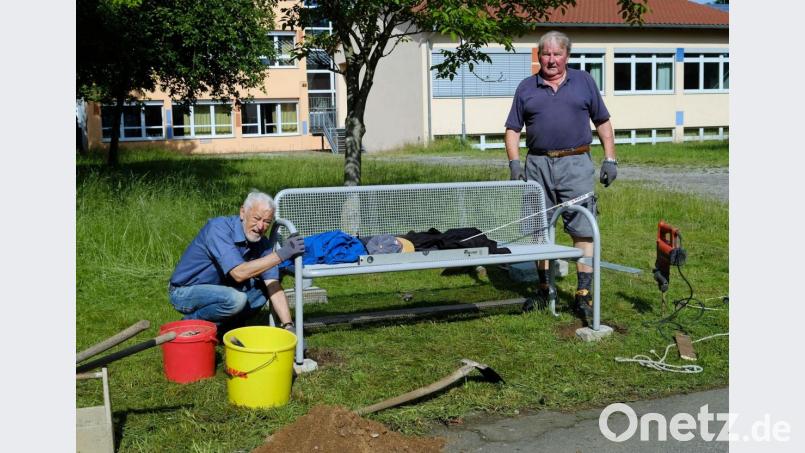 Albert Wildenauer (links) und Erwin Hartinger leisten einen unentgeltlichen Beitrag zum Wohl der Allgemeinheit und stellten zwei Sitzbänke auf. Bild: twi