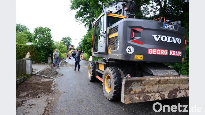 Die Kanalsanierung in offener Bauweise im Ortsteil Neudorf geht dem Ende entgegen. Bürgermeister Sebastian Hartl zeigt sich bei einem Baustellenbesuch höchst zufrieden mit den Arbeiten der beauftragten Firmen. Bild: bey