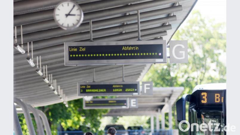 Die digitalen Anzeigetafeln am ZOB in Weiden machen Probleme. Manche zeigen zwar Informationen an, die können aber fehlerhaft sein. Bild: Gabi Schönberger