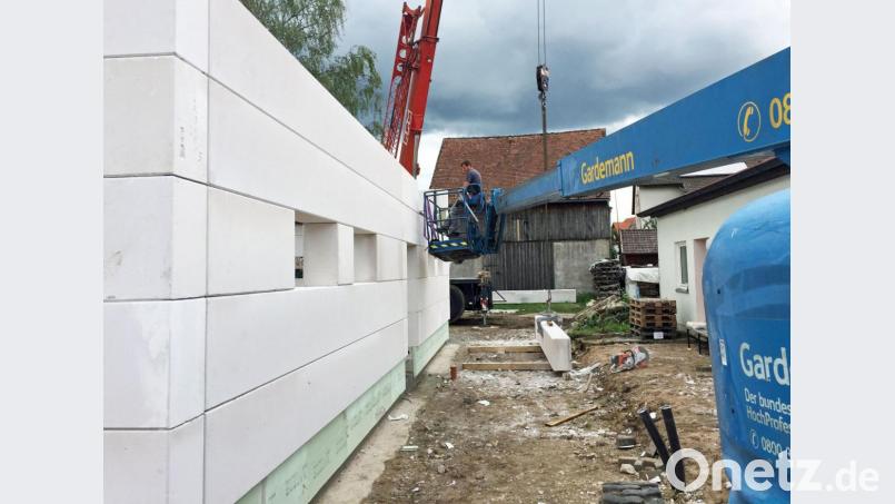 Schwere Geräte rücken für die Bauarbeiten an. Bild: ü