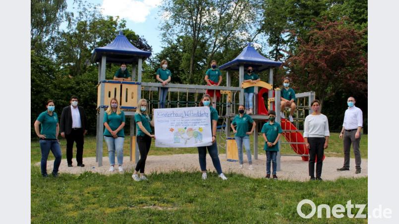 Das Jugendrotkreuz Mitterteich mit dem Siegervorschlag „Kinderhaus Weltentdecker“ beim Namenswettbewerb für das neue BRK-Kinderhaus Tirschenreuth. Neben den Jugendrotkreuzlern am Foto: Leiterin der Jugendarbeit Natalie Wölfl, BRK-Kreisgeschäftsführer Holger Schedl, Gruppenleiterinnen Julia Spandl (von links) und Ulrike Schmidt (Sechste von rechts), Einrichtungsleiterin Martina Fuhrmann (Zweite von rechts) und stellvertretender Kreisgeschäftsführer Sven Lehner (rechts). Bild: exb