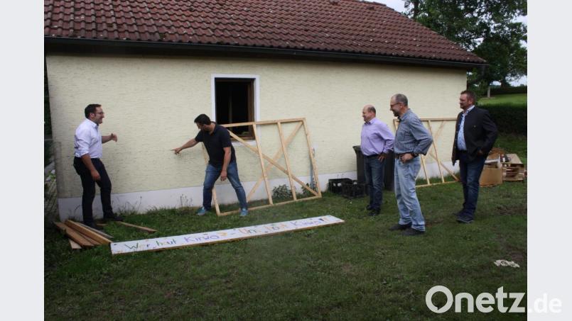 Landtagsabgeordneter Tobias Gotthardt (links) und Vertreter der FW- Kreistagsfraktion begutachten die Auswirkungen des Hochwassers in Oberbibrach. Schützenvorsitzender Martin Schmid zeigt den Besuchern den Wasserstand, der bis knapp unters Fenster der Schützenhaus- Garage reichte. Bild: exb