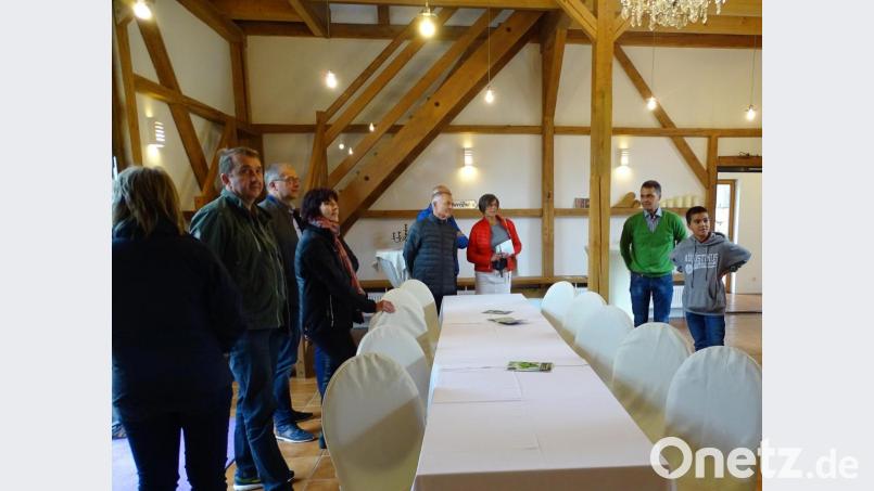 Damit Leib und Seele nicht zu kurz kamen, wurde nach den Führungen in der Hofscheune oder direkt unterm Obstbaum Kaffee und Kuchen angeboten. Bild: hl