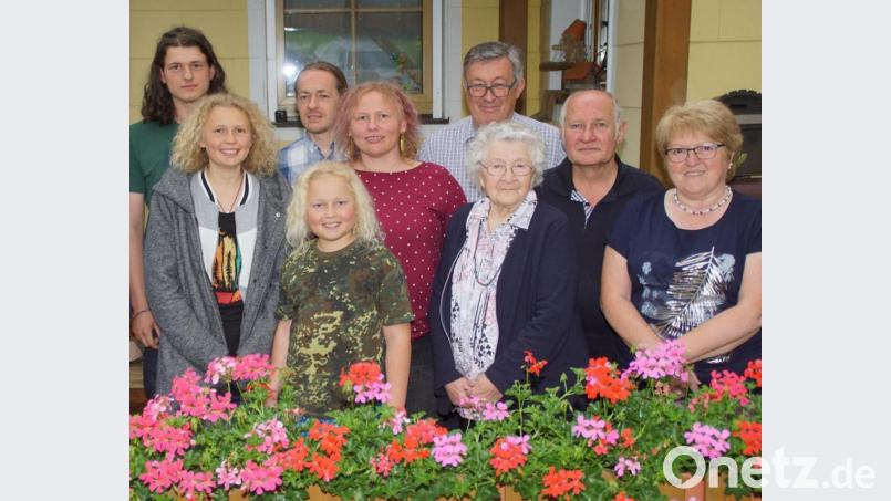 Im Kreis ihrer engsten Angehörigen feierte Elsa Markgraf (Dritte von rechts) ihren 90. Geburtstag. Bild: mmj