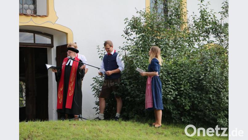 Pfarrer Ahnert am Kirwasonntag mit den Fürbitten-Lektoren vor der Kirche St. Veit in Weißenbach. Bild: gru
