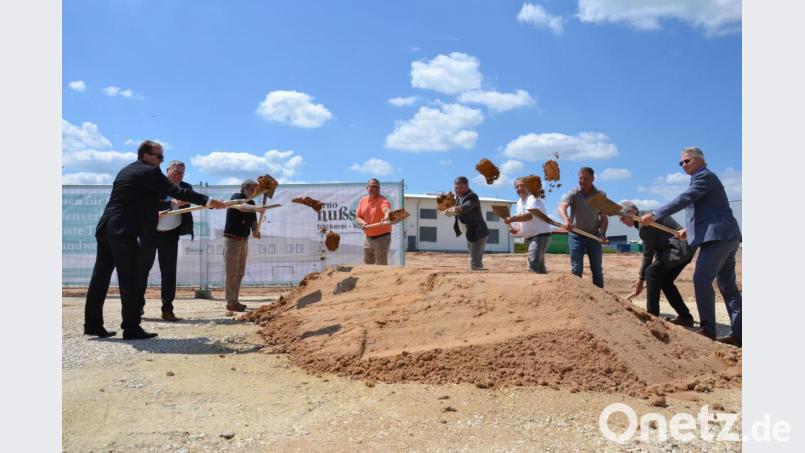 Wo später einmal gebacken werden soll, wurde am Dienstag erst einmal geschaufelt. Die von Ulf Fischer (Vierter von links) geführte Traditionsbäckerei Nußstein lässt an der Kastnerstraße eine neue Produktionsstätte bauen. Bild: tk
