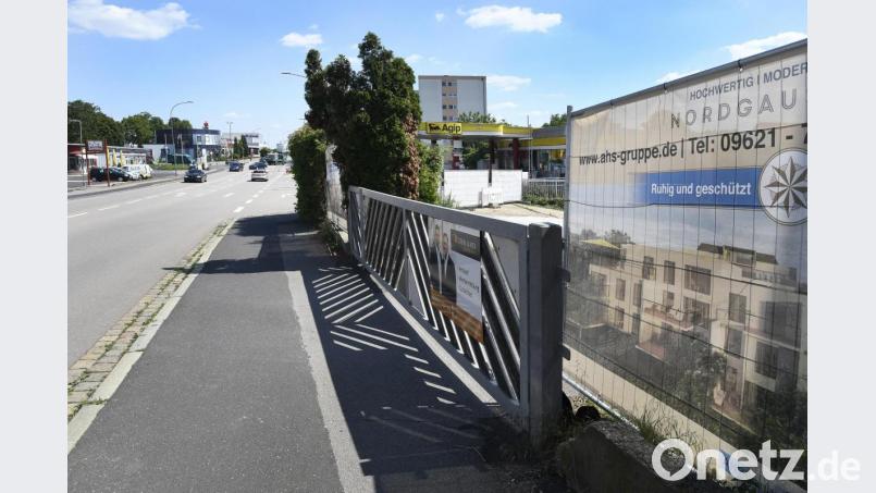 Dieser Radweg entlang der Regensburger Straße muss wegen der Baumaßnahme verbreitert werden. Im Stadtrat entwickelte sich wegen dieser Tatsache am Montagabend eine lebhafte Diskussion. Bild: Petra Hartl
