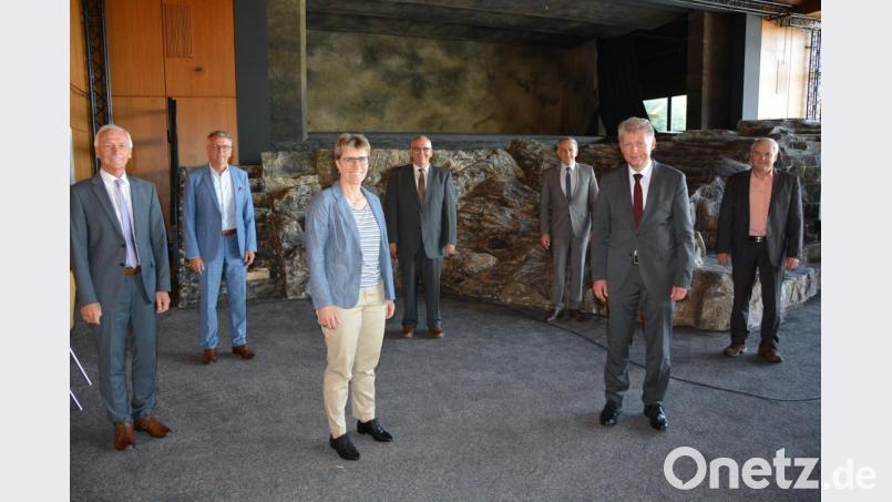 Der neue Kreisvorstand des Bayerischen Gemeindetags mit (von links) Peter König, Franz Stahl, Marion Höcht, Klaus Meyer, Landrat Roland Grillmeier, Kreisvorsitzendem Lothar Müller und Günter Kopp. Bild: jr