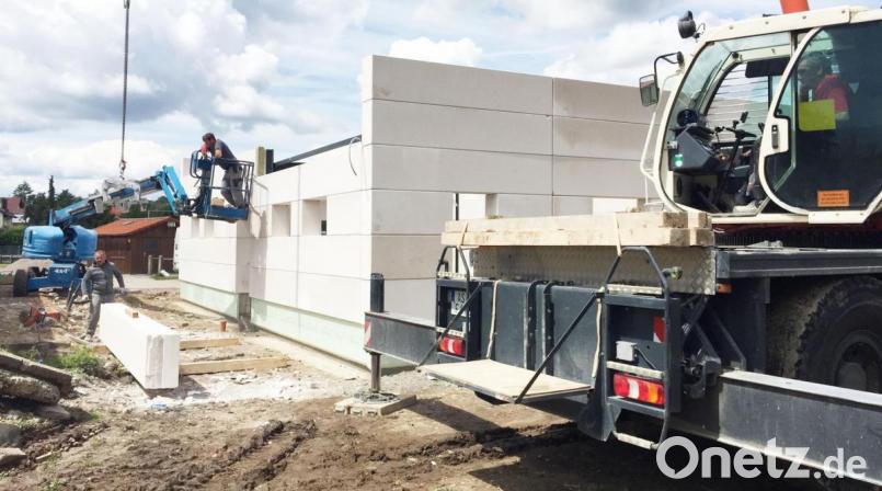 Schwere Geräte rücken für die Bauarbeiten an. Bild: ü