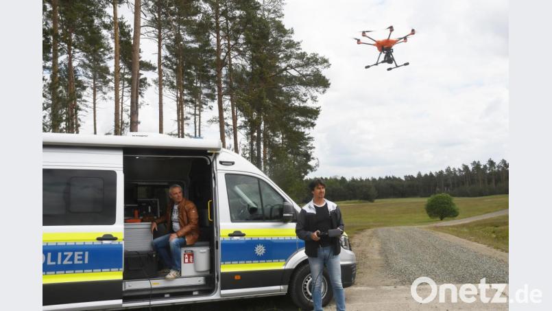 Beamte der Grenzpolizeiinspektion Waidhaus unterstützen mittels einer Drohne (Multicopter) die Suche nach dem Vermissten. Bild: Gabi Schönberger