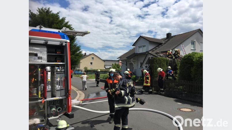 Die Feuerwehr war rechtzeitig zur Stelle: So konnte ein Übergreifen der Flammen auf das angrenzende Wohnhaus verhindert werden. Bild: upl