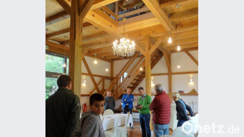 Unsere Bilder zeigen die Besucher bei den Führungen vor (mit Elisabeth Zintl rechts) und in den Hollerscheunen (mit Leonhard Zintl im grünen Pulli). Bild: hl
