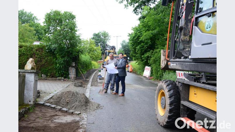 Die Kanalsanierung in offener Bauweise im Ortsteil Neudorf geht dem Ende entgegen. Bürgermeister Sebastian Hartl zeigt sich bei einem Baustellenbesuch höchst zufrieden mit den Arbeiten der beauftragten Firmen. Bild: bey