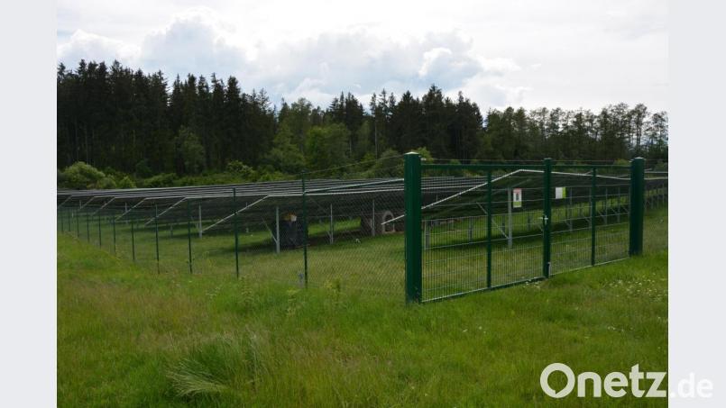 Welche Standorte für Freiflächen-Solaranlagen – wie hier auf dem Symbolbild eine Anlage bei Lengenfeld – im Mitterteicher Gemeindegebiet geeignet sind, will die Mehrheit des Stadtrats per Analyse klären lassen. Bild: jr