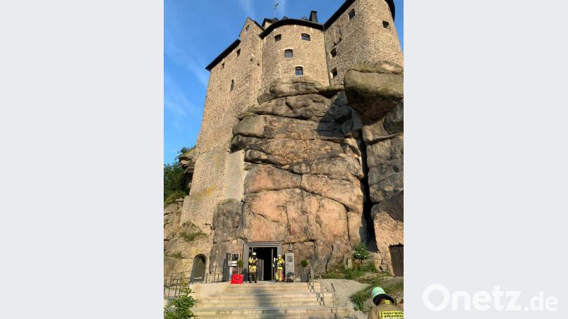 Nach der coronabedingten Zwangspause übt die Feuerwehr Falkenberg wieder. Auf einen Brandmeldeanlagen-Alarm aus der Burg, folgt ein &quot;Einsatz&quot;. Bild: Feuerwehr Falkenberg/exb