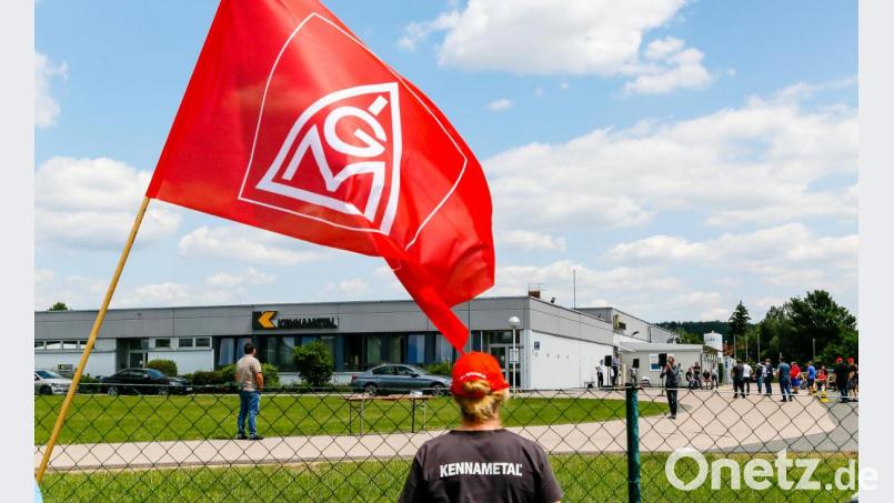 Betriebsversammlung bei Kennametal: Die Nabburger Belegschaft hat für Verhandlungen mit dem Arbeitgeber über Einsparungen gestimmt, allerdings mit konkreten Voraussetzungen. Als &quot;Zaungäste&quot; zeigten Mitarbeiter aus anderen Standorten Solidarität mit ihren Kollegen. Bild: Hösamer