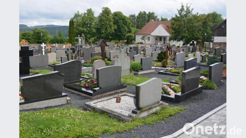 Mit Wirkung zum 1. Juli steigen die Friedhofsgebühren in Konnersreuth. Bild: jr