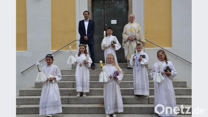 Sechs Kinder gehen in Moosbach erstmals an den Tisch des Herrn. Dazu gratulieren ihnen Pfarrer Josef Most und Klasslehrer Roman Klos. Bild: gi