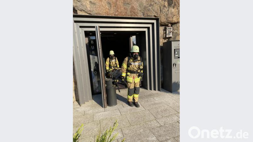 Der „bewusstlose Monteur&quot; ist geborgen und wird von den Atemschutzträgern ins Freie gebracht. Bild: Feuerwehr Falkenberg/exb