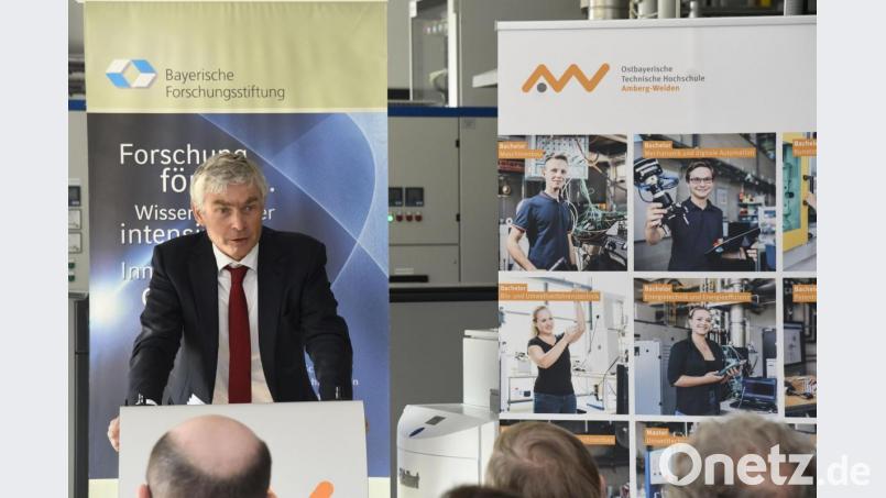 Dr. Rolf Pfeiffer - hier bei einem Vortrag an der OTH Amberg-Weiden - ist Vorsitzender des IHK-Gremiums Amberg-Sulzbach. Archivbild: Petra Hartl