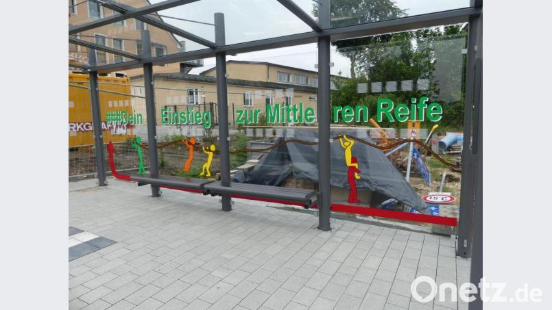 Schüler können an der Markus-Gottwald-Schule auch die Mittlere Reife erwerben. Dafür wirbt die Bildungseinrichtung mit einem Schriftzug auf der Glasscheibe der Bushaltestelle. Bild: rn