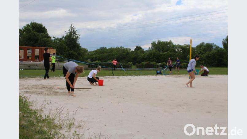Die Abteilung Volleyball hat sich bereits um die beiden hinteren Felder im Grafenwöhrer Waldbad gekümmert. Nun kann dort wieder trainiert werden. Badegäste müssen allerdings noch warten, bis sie die Felder benutzen dürfen. Bild: sne