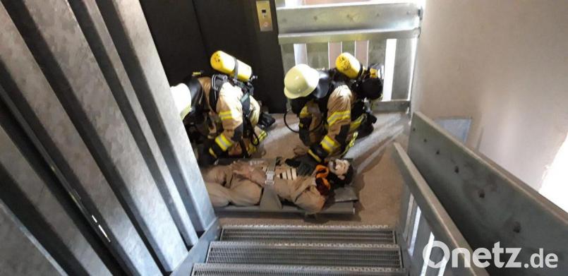 Die Bergung über die steile Burgtreppe erweist sich für die Rettungskräfte als besonders schwierig. Bild: Feuerwehr Falkenberg/exb