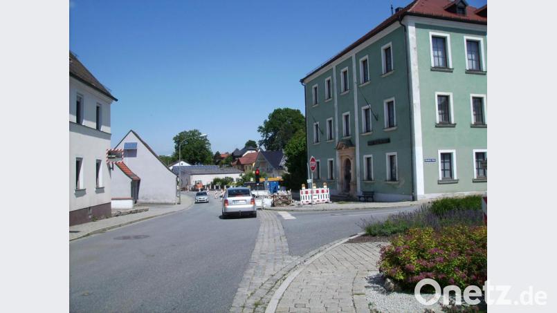 Mit Ampeln stellt die Stadt während der Bauarbeiten in der Kemnather Straße einstweilen den Verkehrsfluss sicher. Ab 8. Juli wird allerdings eine vorübergehende Vollsperrung nicht zu vermeiden sein. Bild: bjp