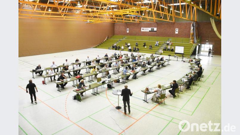 Wegen der Abstandsregeln in Coronazeiten tagt der Stadtrat erstmals in der Mehrzweckhalle am Langen Steg.