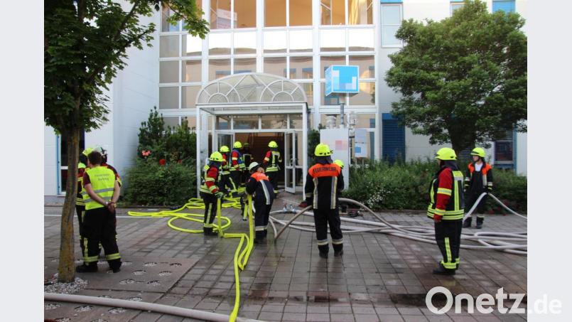 In Barbing (Landkreis Regensburg) brannte eine Industriehalle. Der Schaden soll mehrere Millionen Euro betragen. Bild: Alexander Auer