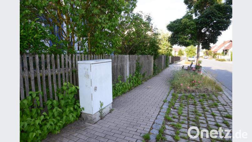 Bestehende Verteilerkästen, wie hier in der Oberwildenauer Hauptstraße, werden technisch aufgerüstet. Außerdem sollen weitere Verteiler für schnelles Internet sorgen. Bild: bey