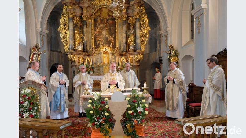 Zusammen mit Mitbrüdern und langjährigen Weggefährten im priesterlichen Dienst feiert der Jubilar (Mitte) Gottesdienst. Rechts im Bild ist Festprediger Professor Christoph Binninger aus Regensburg zu sehen. Bild: mab