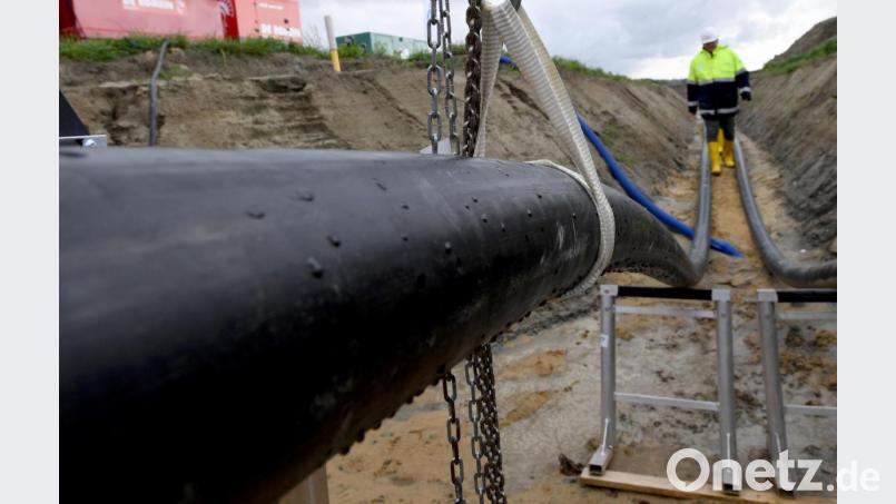 Noch gibt es keine Gleichstrom-Erdkabel des Süd-Ost-Links durch den Landkreis. Das Bild zeigt Arbeiten an der Stromtrasse Nord-Link bei Büsum. Bild: Carsten Rehder/dpa
