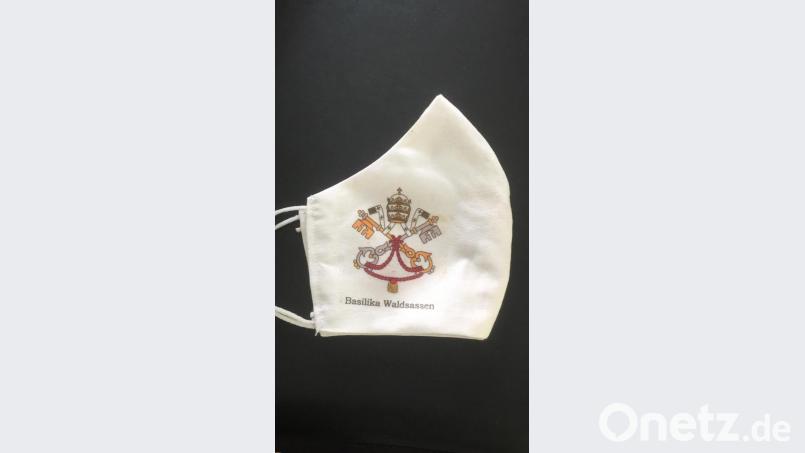 Zum Verkaufsschlager geworden sind die Mund-Nase-Bedeckungen mit dem päpstlichen Wappen und der Aufschrift &quot;Basilika Waldsassen&quot;. Bild: Andreas Sagstetter/exb