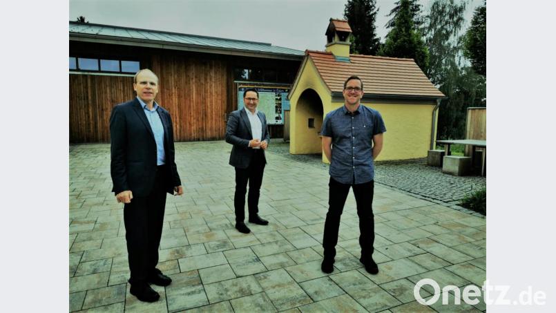 Dritter Bürgermeister und Jugendbeauftragter Bernd Reil diskutiert mit Landtagsabgeordnetem Tobias Gotthardt von den Freien Wählern und Oberstudiendirektor Ludwig Pfeiffer (von rechts) über die Schule der Zukunft. Bild: gz