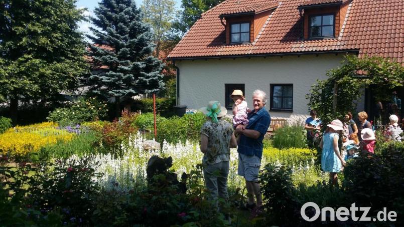 Mitglieder des Obst- und Gartenbauvereins Münchenreuth haben den offenen Garten der Familie Bauernfeind in Großbüchlberg besucht. Bild: exb