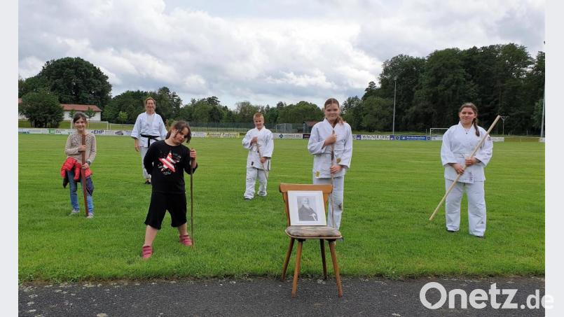 Die Gruppe mit Trainerin Kathleen Walberer, auf dem Stuhl wurde das Bild von Aikidogründer Morihei Ueshiba platziert. Bild: stg