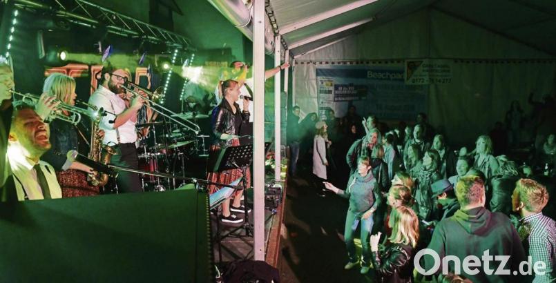 So wie es bei den Funky Blues Rabbits beim Fuchsbeck am Altstadtfest üblicherweise zugeht, wird es zwar nicht laufen, aber die Brauerei öffnet an drei Tagen ihren Hof, um den Gästen wenigstens etwas von der Atmosphäre zu bieten. Bild: Petra Hartl