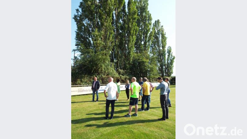 Der Bauausschuss des Kümmersbrucker Gemeinderats besichtigt am Sportplatz des TSV einige Pappeln, die weg müssen. Bild: e