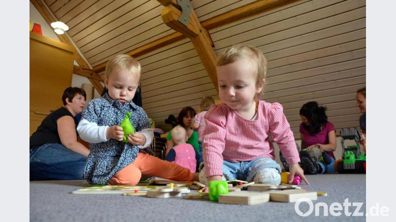Eltern-Kind-Gruppen können sich treffen, da bei diesen "Versammlungen" der Teilnehmerkreis absehbar, beziehungsweise bekannt ist. Gleiches gilt für Seniorentreffs. Bild: Kathrin Drinkuth/dpa