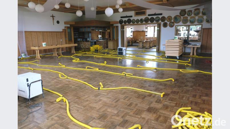 Mit Hochleistungssaugern wird derzeit versucht, den Boden des Schützenhaus-Saales zu trocknen. Die Pumpen laufen drei Wochen lang Tag und Nacht. Bild: do