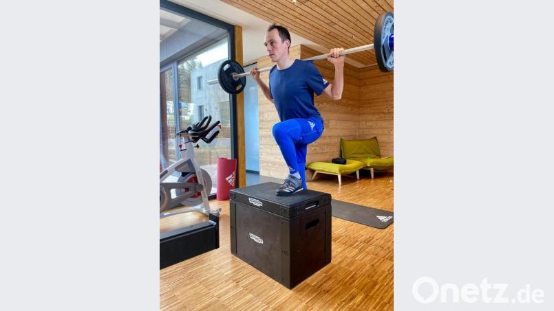 Eric Frenzel in seinem Trainingshaus im Flossenbürger Ortsteil St. Ötzen. In der Coronazeit trainierte er hier viel oder war im Kreis Neustadt/WM auf Skirollern oder dem Rad unterwegs. Bild: mr