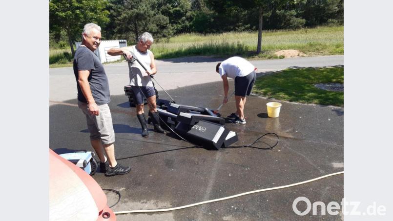 Wolfgang Specht, Werner Stopfer und Markus Kraus (von links) sorgen sich um einen sauberen Sportbetrieb. Bild: sne
