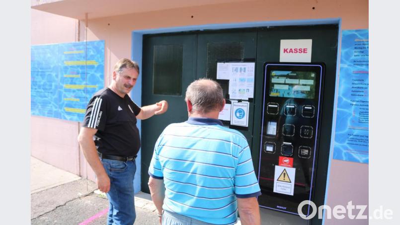 Am Dienstag öffneten sich die Pforten des Terrassenbads in Hirschbach. Bürgermeister Hermann Mertel (links) macht sich vor Ort ein Bild des umgesetzten Konzepts, Gemeindearbeiter Kurt Utz führte ihn durch alle Bereiche. Bild: lei